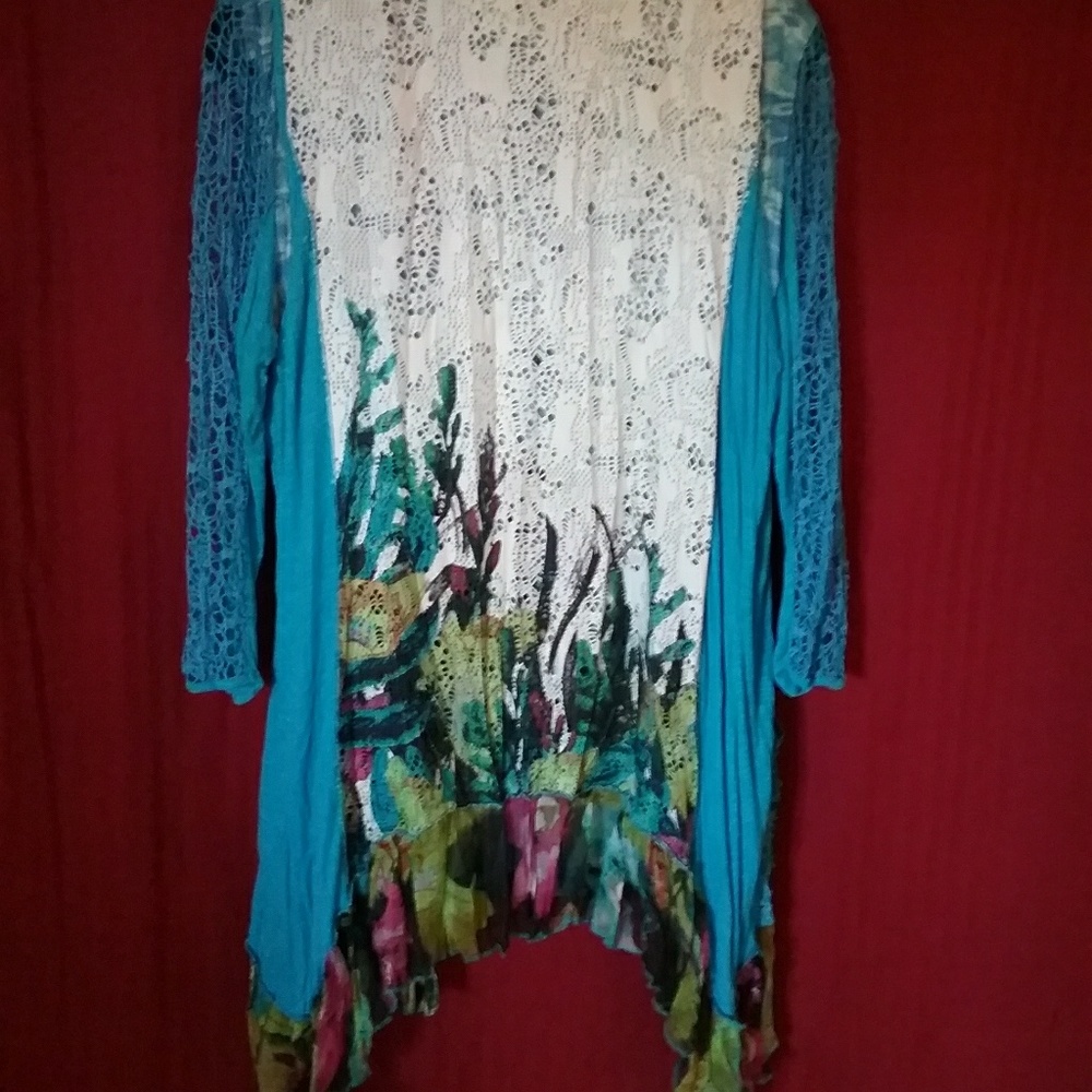NWOT Beautiful 2 pc. top🍓* - Picture 4 of 5